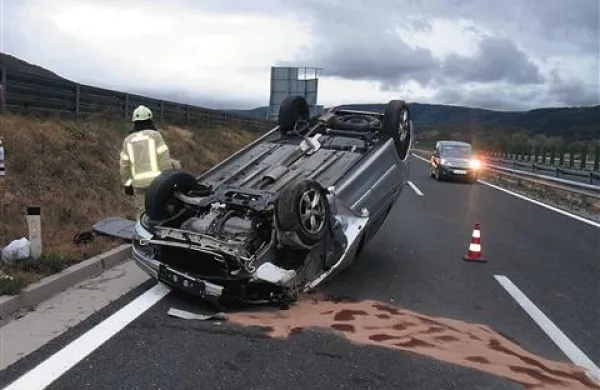 Na hitri cesti pri Vipavi je avtomobil končal na strehi