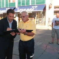 Župan Matej Arčon (levo) je podpisal vročilnico (v ozadju Andrej Maver)
