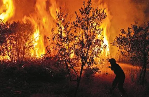  V okolici Madrida so mo morali zaradi požara evakirati 2000 ljudi. Fotografija je simbolična