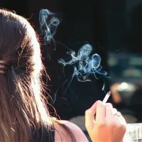 Med mladostniki narašča število kadilcev, še zlasti dekleta se tej škodljivi navadi brezbrižno predajajo 