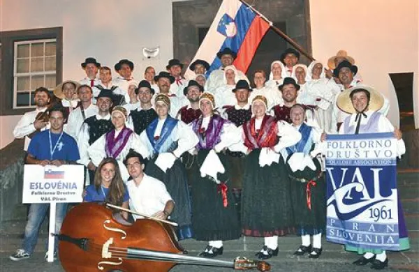 Folklorniki iz piranskega društva Val so se na Azorskih otokih udeležili 28. mednarodnega folklornega festivala Azores