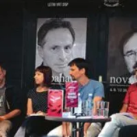 Program in  publikacije 27. Mednarodnega festival Vilenica so predstavili (z leve) Veno Taufer, Jani Virk, Aleš Debeljak, Lidija Dimkovska, Gašper Troha, Marjan Dović, David Terčon in Tanja Petrič