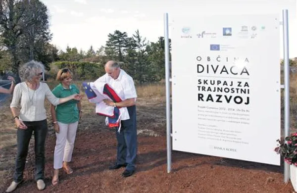 Spominsko tablo so svečano odkrili (z leve) Gordana Beltram, Damijana Gustinčič in Drago Božac