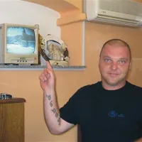 Najemnik hotela Damjan Djuričič dogajanje na dovozu  proti hotelu spremlja tudi na ekranu