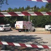 Čeprav so dovozno pot omejili s plastičnimi trakovi, so jih varnostniki odstranili, ko je v hotel peljal dostavni tovornjak 