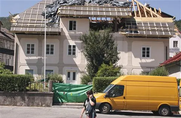 Leto in mesec dni po požaru v poslovno stanovanjskem objektu, nekdanjem  “farovžu”, v zaščitenem mestnem jedru, so začeli obnavljati ostrešje