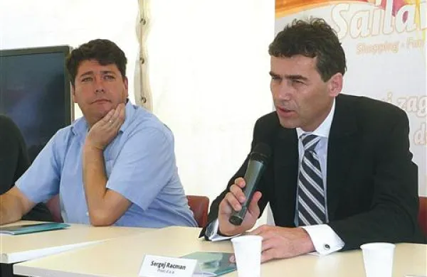 Župan Milan Turk (levo) s Sergejem Racmanom na letošnji predstavitvi projekta Sailaway, v okviru katerega nameravajo postaviti igralni salon