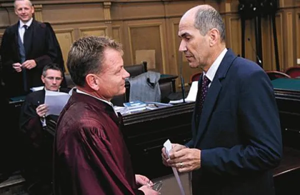 Obtožnica zoper premierja Janeza Janšo in odvetnika Francija Matoza zaradi domnevne krive ovadbe in žaljive obdolžitve v škodo nekdanje tožilke Branke Zobec Hrastar je po navedbah Večera pravnomočna