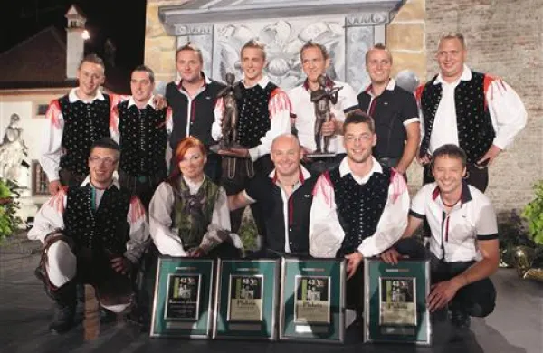 Na 43. Festivalu narodnozabavne glasbe na Ptuju so slavili ansambel Petka, ansambel Nemir, Klara Lorger in Vera Šolinc