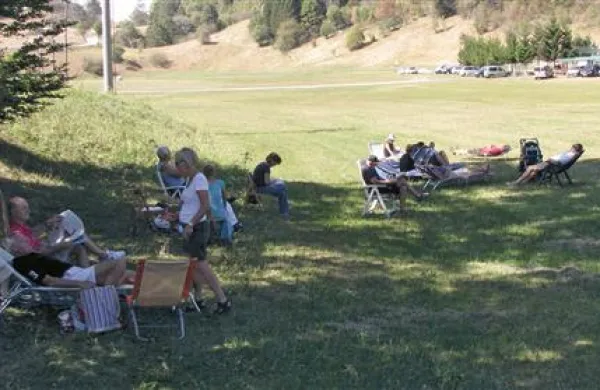 Lokve ob vikendih spominjajo na pravo plažo - brez morja, zato pa s senco in svežim zrakom 