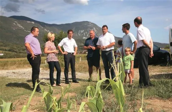 S posledicami suše v Vipavski dolini sta se prišla seznanit   predsednik DZ Gregor Virant  in poslanka ter članica Odbora za kmetijstvo DZ   Katarina Hočevar
