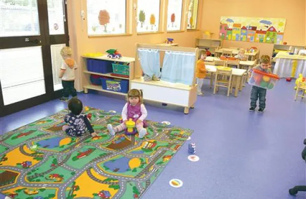 Če bi šolsko ministrstvo nekoliko prilagodilo normative o številu otrok v posamezni skupini, bi v vrtce lahko sprejeli še več otrok 