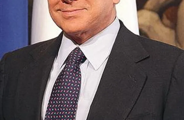 Silvio Berlusconi se je poškodoval med sprehodom okoli svoje vile