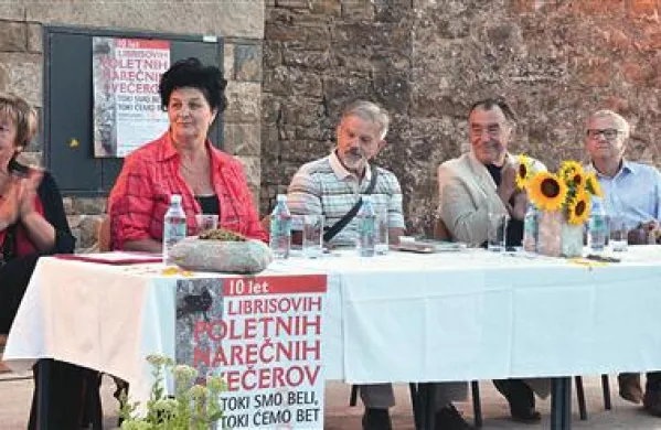 Pesnica Alferija Bržan (levo) in njeni gostje na Librisovem poletnem narečnem večeru: Rožana Koštial, Edelman Jurinči, Milan Rakovac in Daniel Načinović