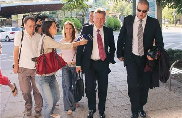 Boško Šrot pred novinarji ni bil zgovoren (v sredini)