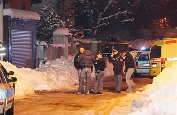 Prebivalec stanovanjskega bloka na Oražnovi ulici je v današnjem nadaljevanju sojenja policistoma, ki sta v zvezi z afero bulmastifi obtožena nevestnega dela, zatrdil, da je videl, kako po ulici drvi črno terensko vozilo