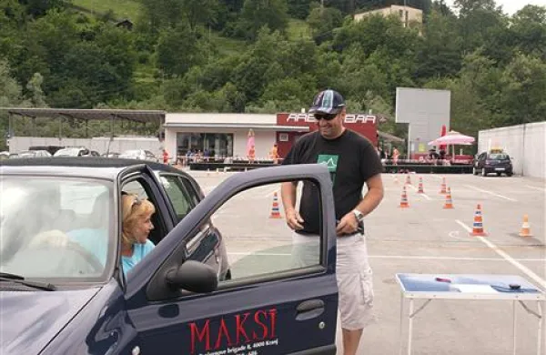 Svet za preventivo in vzgojo v cestnem prometu z avtošolo Maksi   vabi voznike nad 50 leti starosti na osvežitev prometnega znanja