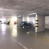 V garažni hiši, kjer je prostora za skoraj 850 avtomobilov, jih je poleti parkiranih od 300 do 350, pozimi pa le od 50 do 100