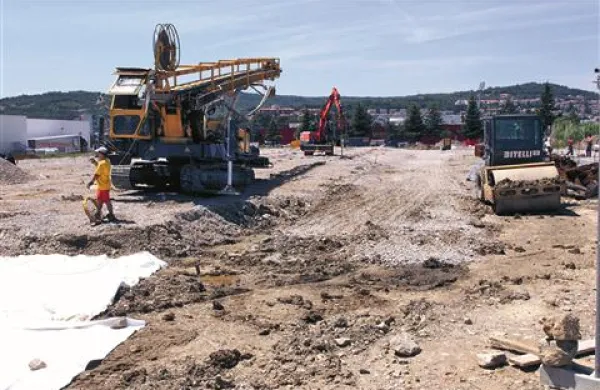  Bruto investicije v  zgradbe in objekte za so se zmanjšale za 14,9 odstotka