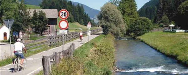 Na začetku kolesarske poti je Drava bolj potok kot reka