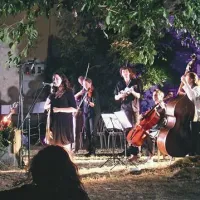 Simbolični orkester je večer zapeljal na zvočni vrtiljak   