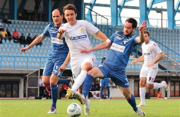 Denis Popovič (v belem dresu na spomladanski tekmi v Novi Gorici) je v Stožicah dosegel lep zadetek