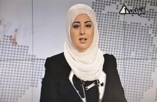 Voditeljica Fatma Nabil je svoj prvi nastop v nedeljskih televizijskih novicah opravila v črni obleki in z naglavno ruto kremne barve