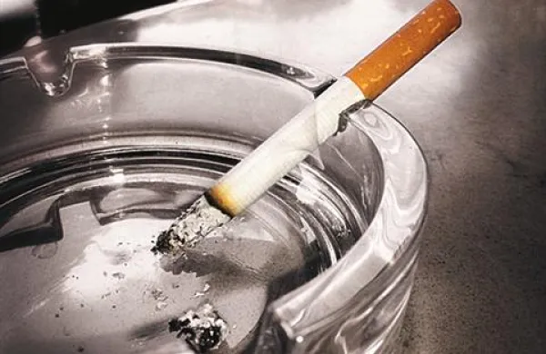V Rusiji bodo kadilce “strašili” z grozljivimi podobami na zavojčkih cigaret 