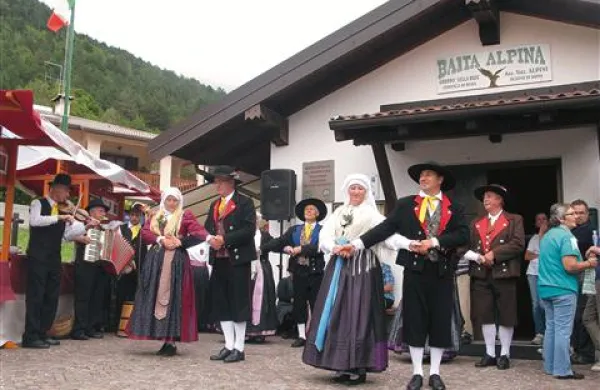 Tako so Kraševci v soboto v Rezijo prinesli slovensko petje, ples in noše