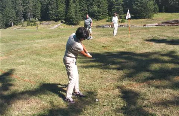 Tako je 18. avgusta letos približno 60 primorskih golfistov vihtelo bele žogice na eni od treh jas na Sviščakih