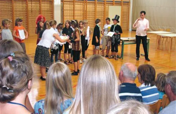 Otroci so s skeči v angleščini nasmejali starše in učitelje