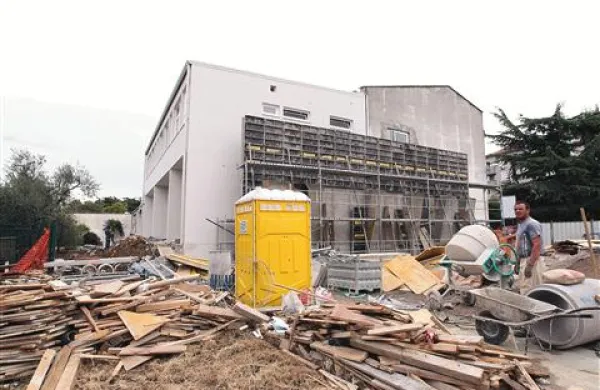 Najprej pouk v starih, potem pa &scaron;e novih učilnicah