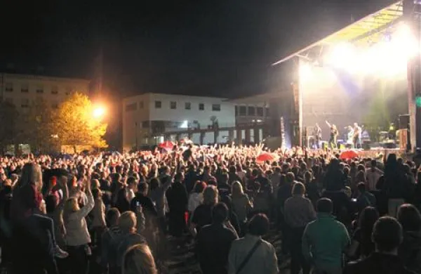 Za konec festivala so pred mestno hišo množico navdušili fantje iz  Plavega orkestra