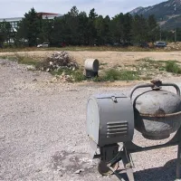 Gradbišče bodoče nove osnovne šole že dolgo prazno sameva, Ajdovci pa upajo, da bodo novo šolo vendarle začeli čim prej graditi 