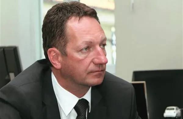 Koprski župan Boris Popovič je kupo-prodajno pogodbo za objekt nekdanjega Carpaccio puba med občino in podjetjem Danita, katerega lastnica je Popovičeva mati, podpisal vsaj tri dni prek iztekom roka za oddajo ponudb