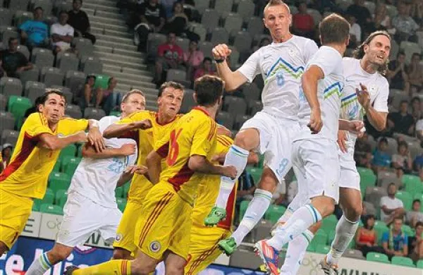 Članska nogometna reprezentanca (v belih dresih) pričakuje v petek proti Švici  v Stožicah večjo podporo