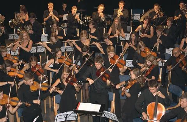 Na koncertu v bovškem Kulturnem domu je Simfonični orkester Orkesterkampa občinstvu pričaral doživetje glasbe kot izraza čiste ljubezni