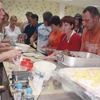  Množično obiskane delavnice izdelave idrijskih žlikrofov