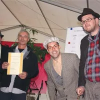 Najboljše žlikrofe izdeluje Marjan Eniko (drugi z leve med igralci KUD Cerkno)