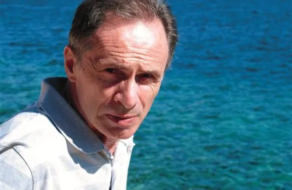 David Albahari: “Mislim, da množenje identitet umetniku lahko koristi. Komu seveda predstavlja tudi težavo, zavoro, a imam občutek, da je meni mnoštvo identitet - kasneje sem jim dodal še kanadsko, ne pozabimo pa niti, da obstaja še širša, jugoslovanska - bolj pomagalo kot kaj vzelo.”