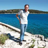 Pred prihodom na Vilenico se je letošnji lavreat pomudil še v Pulju, na    srečanju članov judovske skupnosti s prostora nekdanje Jugoslavije