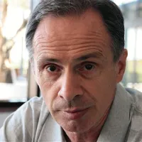David Albahari: “Pisatelj zame ni glas družbene vesti ali glas naroda. Mislim, da mu ni treba opravljati nobene od  teh nalog, ki mu jih družba rada nalaga.”