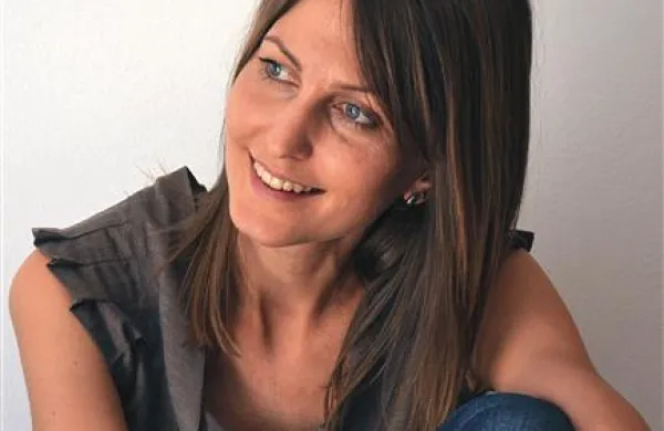 Miljana Cunta: “Današnji čas morda ni tako deklarirano represiven, kot so bila osemdeseta, so pa poskusi zatiranja demokratične misli, duha ustvarjalnosti in poglobljenosti vseeno prisotni. Vse to se pogosto dogaja pod pretvezo reševanja iz krize.”