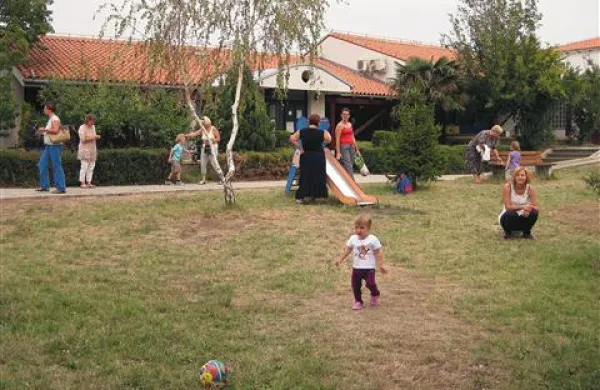 Na igrišču pred vrtcem je veselo, a starše otrok skrbi, ker so nekatera igrala nevarna 
