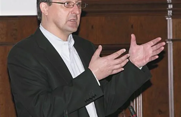 “Tudi če bi imeli namesto zlatega diamantno pravilo, to ne spremeni gospodarskega razvoja zadnjih 20 let, ki je državo pripeljal v brezno,” je povedal Egon Zakrajšek