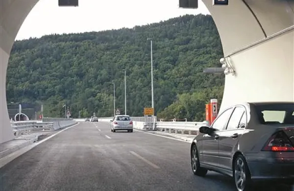 Dovoljene hitrosti so znižane v predorih in na vseh potencialno nevarnih odsekih
