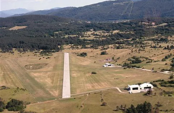 Ob stari travnati stezi (levo) je leta 2007 Primorje asfaltiralo  800 metrov dolgo in 18 metrov široko  stezo (desno)