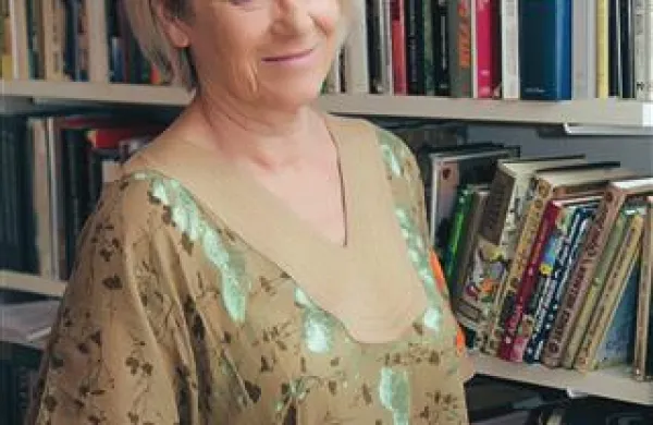 Vera Čertalič: “Knjiga bo kljub vsemu obstala. Marsikdaj, ko na kindlu preberem dobro knjigo, grem ponjo še v knjigarno.”