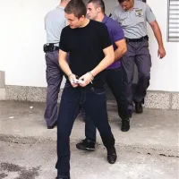 Danila Aničića (na fotografiji spredaj) in Marka Pešikana (v vijoličasti majici) so po včerajšnji razglasitvi sodbe odpeljali nazaj v koprski zapor 