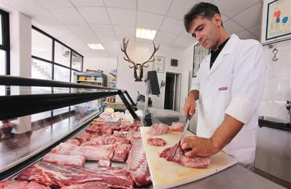 Mesnice so v pričakovanju dviga cen govejega mesa, tudi v Mesnici Semolič čakajo, za kolikšen skok se bodo odločili dobavitelji  